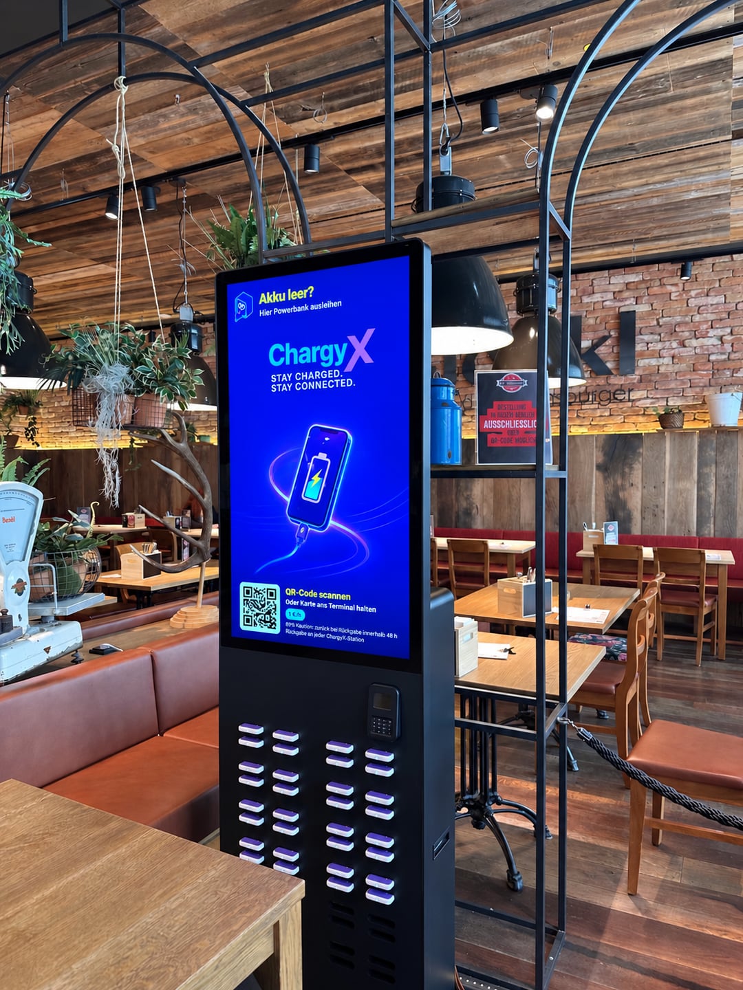 ChargyX Powerbank-Station im Glöckl Restaurant in Regensburg
