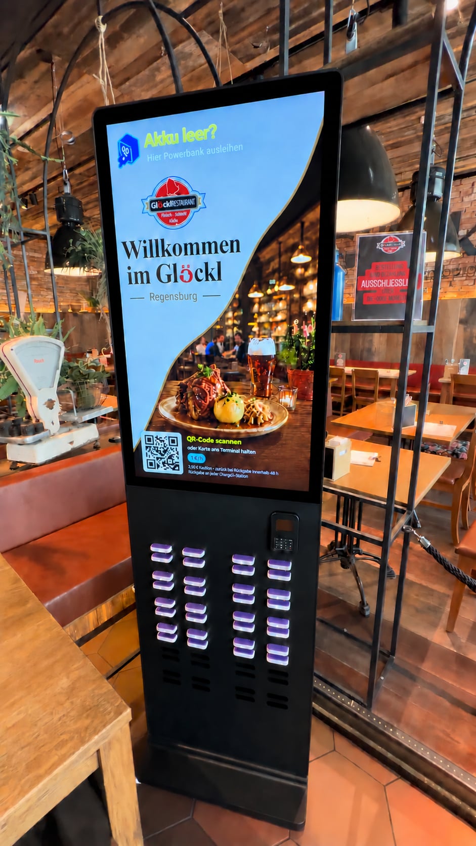 ChargyX Powerbank-Station im Glöckl Restaurant am DEZ