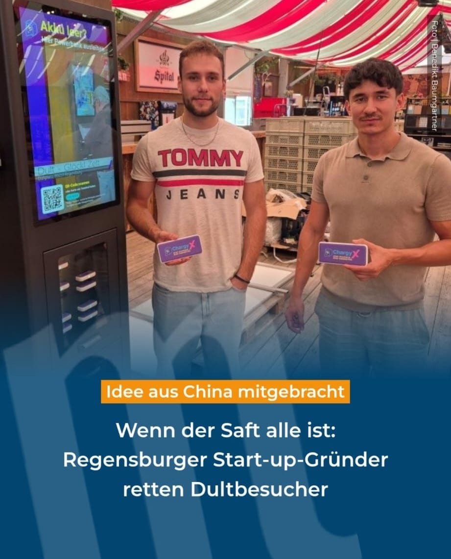ChargyX Gründer mit Powerbank an der Station