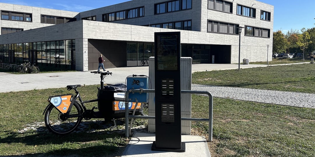 ChargyX Powerbank-Station auf der Campuswiese vor dem Informatikgebäude der OTH Regensburg